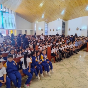 Los/as estudiantes de primer ciclo realizan la reflexión de las últimas siete palabras de Jesús